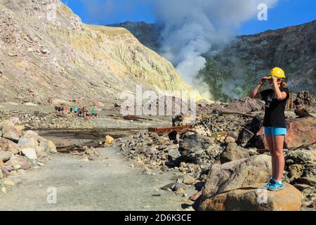 White Island, ein aktiver Vulkan in der Bay of Plenty, Neuseeland. Blick ist von den Ruinen der alten Schwefelfabrik, Blick auf den Krater Stockfoto