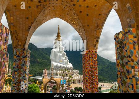 5 sitzende buddha Statuen auf Khao Kho Hügel der schöne Wahrzeichen und berühmt in Petchabun Thailand Stockfoto