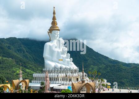 5 sitzende buddha Statuen auf Khao Kho Hügel der schöne Wahrzeichen und berühmt in Petchabun Thailand Stockfoto