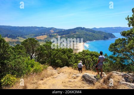 Der Blick vom Gipfel des Mount Paku auf der Coromandel Peninsula, Neuseeland, mit Blick auf die Küste und einen Teil der Stadt Tairua Stockfoto