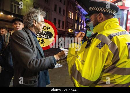 Piers Corbyn, Bruder des ehemaligen Arbeiterführers Jeremy Corbyn in der Old Compton Street während der "Last Night of Freedom as Tier 2 Lockdown" wird bei Versammlungen in Restaurants und Bars in Soho, London, UK erzwungen.Quelle: Jeff Gilbert/Alamy Live News Stockfoto