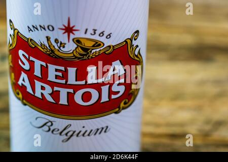 Großartiges belgisches Bier - Stella Artois. Belgium Premium Lager Bierkan. Studio Fotoshooting in Bukarest, Rumänien, 2020 Stockfoto