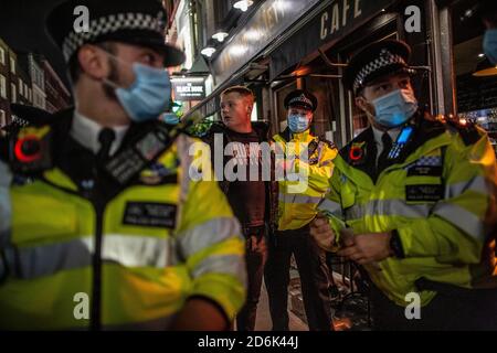 Polizei auf Patrouille auf Old Compton Street während, was als die letzte Nacht der Freiheit als Tier 2 Lockdown wird auf Versammlungen in Restaurants und Bars in Soho, London, UK erzwungen Credit: Jeff Gilbert/Alamy Live News Stockfoto