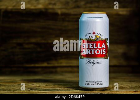 Großartiges belgisches Bier - Stella Artois. Belgium Premium Lager Bierkan. Studio Fotoshooting in Bukarest, Rumänien, 2020 Stockfoto