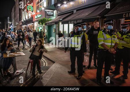 Polizei auf Patrouille auf Old Compton Street während, was als die letzte Nacht der Freiheit als Tier 2 Lockdown wird auf Versammlungen in Restaurants und Bars in Soho, London, UK erzwungen Credit: Jeff Gilbert/Alamy Live News Stockfoto