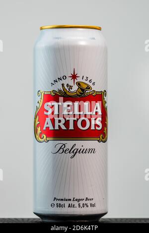 Großartiges belgisches Bier - Stella Artois. Belgium Premium Lager Bierkan. Studio Fotoshooting in Bukarest, Rumänien, 2020 Stockfoto