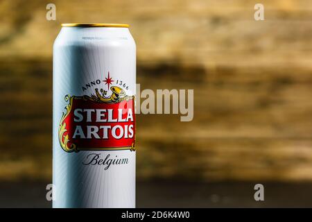 Großartiges belgisches Bier - Stella Artois. Belgium Premium Lager Bierkan. Studio Fotoshooting in Bukarest, Rumänien, 2020 Stockfoto