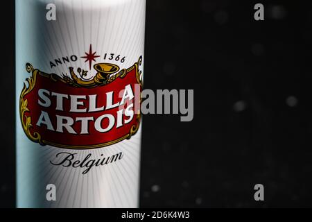 Großartiges belgisches Bier - Stella Artois. Belgium Premium Lager Bierkan. Studio Fotoshooting in Bukarest, Rumänien, 2020 Stockfoto