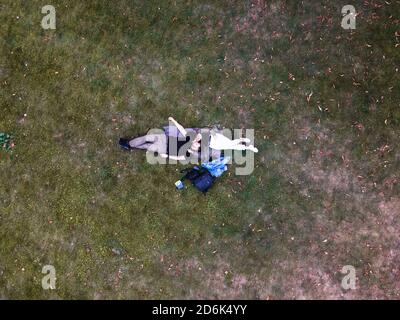 Paar liegt auf dem Boden romantische Datierung Stockfoto