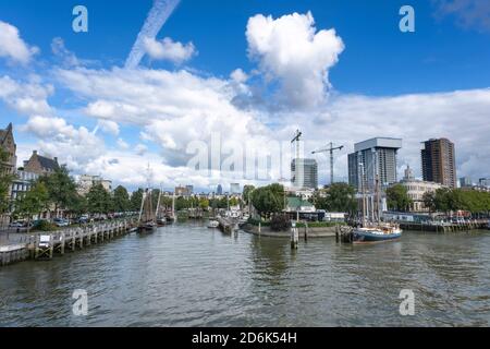 Hafen von Rotterdam (Veerhaven) und die Skyline der Stadt in Süd-Holland, Niederlande. Stockfoto