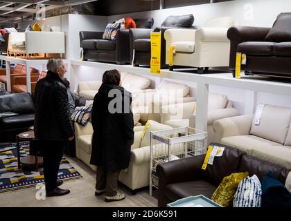 Russland, Moskau - 01. Januar 03: Käufer wählen Polstermöbel im Geschäft "Ikea" Stockfoto