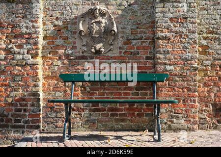 Bank gegen eine Backsteinmauer Stadtlandschaft in den Niederlanden Stockfoto