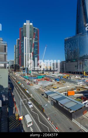 Bau des neuen Vororts Barangaroo in Sydney, Australien, gesehen auf der Hickson Road von einem erhöhten Aussichtspunkt auf der High Street in Millers Point in der Nähe der Rocks. Barangaroo ist nach der indigenen Frau des australischen Aborigine-Künstlers Bennelong benannt. Nach Fertigstellung wird Barangaroo Einzelhandelsgeschäfte, 5-Sterne-Hotels, ein Casino und Hochhausapartments umfassen. Stockfoto