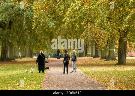 Northampton, Großbritannien, 18. Oktober 2020. Menschen und Hunde in Abington Park an einem kühlen Sonntagmorgen zum Vergnügen Angeln und andere zu Fuß ihre Hunde an einem herbstlichen Morgen. Kredit: Keith J Smith./Alamy Live Nachrichten Stockfoto