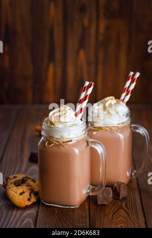 Schokoladenmilchshake im Einmachglas Stockfoto