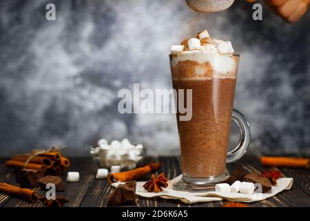 Heiße Schokolade mit Sahne Stockfoto