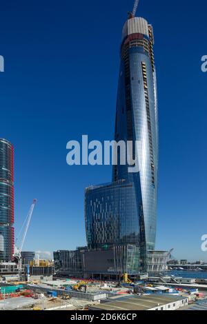 Bau des neuen Vororts Barangaroo in Sydney, Australien, gesehen auf der Hickson Road von einem erhöhten Aussichtspunkt auf der High Street in Millers Point in der Nähe der Rocks. Barangaroo ist nach der indigenen Frau des australischen Aborigine-Künstlers Bennelong benannt. Nach Fertigstellung wird Barangaroo Einzelhandelsgeschäfte, 5-Sterne-Hotels, ein Casino und Hochhausapartments umfassen. Stockfoto