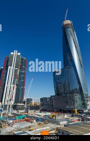 Bau des neuen Vororts Barangaroo in Sydney, Australien, gesehen auf der Hickson Road von einem erhöhten Aussichtspunkt auf der High Street in Millers Point in der Nähe der Rocks. Barangaroo ist nach der indigenen Frau des australischen Aborigine-Künstlers Bennelong benannt. Nach Fertigstellung wird Barangaroo Einzelhandelsgeschäfte, 5-Sterne-Hotels, ein Casino und Hochhausapartments umfassen. Stockfoto