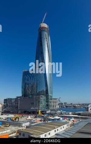 Bau des neuen Vororts Barangaroo in Sydney, Australien, gesehen auf der Hickson Road von einem erhöhten Aussichtspunkt auf der High Street in Millers Point in der Nähe der Rocks. Barangaroo ist nach der indigenen Frau des australischen Aborigine-Künstlers Bennelong benannt. Nach Fertigstellung wird Barangaroo Einzelhandelsgeschäfte, 5-Sterne-Hotels, ein Casino und Hochhausapartments umfassen. Stockfoto