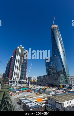 Bau des neuen Vororts Barangaroo in Sydney, Australien, gesehen auf der Hickson Road von einem erhöhten Aussichtspunkt auf der High Street in Millers Point in der Nähe der Rocks. Barangaroo ist nach der indigenen Frau des australischen Aborigine-Künstlers Bennelong benannt. Nach Fertigstellung wird Barangaroo Einzelhandelsgeschäfte, 5-Sterne-Hotels, ein Casino und Hochhausapartments umfassen. Stockfoto