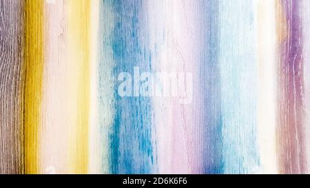 Texturierter Holzhintergrund in verschiedenen Farben des Regenbogens gemalt. Farbenfroher abstrakter Hintergrund Stockfoto