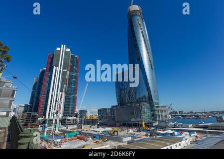 Bau des neuen Vororts Barangaroo in Sydney, Australien, gesehen auf der Hickson Road von einem erhöhten Aussichtspunkt auf der High Street in Millers Point in der Nähe der Rocks. Barangaroo ist nach der indigenen Frau des australischen Aborigine-Künstlers Bennelong benannt. Nach Fertigstellung wird Barangaroo Einzelhandelsgeschäfte, 5-Sterne-Hotels, ein Casino und Hochhausapartments umfassen. Stockfoto