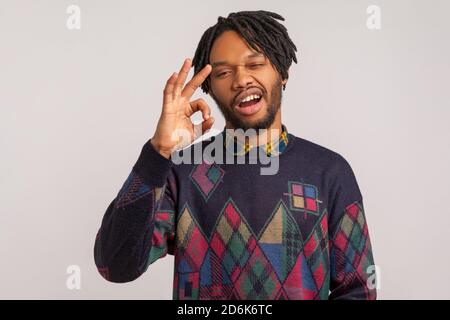 Extrem zufrieden bärtiger afrikanischer Mann mit Dreadlocks zeigt ok Zeichen mit selbstbewussten Gesichtsausdruck, alles ist in Ordnung, Zustimmung. Innenst Stockfoto