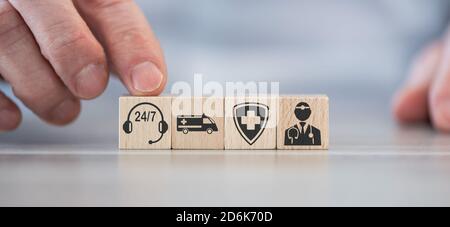 Konzept der Online-medizinischen Beratung mit Symbolen auf Holzwürfeln Stockfoto