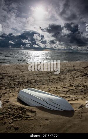 Weißer Lastkahn an der Ostküste Dänemarks Stockfoto