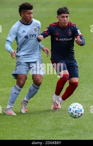 Chicago, Vereinigte Staaten . Oktober 2020. Chicago Fire FC Mittelfeldspieler Ignacio Aliseda (7) dribbelt den Ball an Sporting KC Verteidiger Jaylin Lindsey (26) während eines MLS-Spiels im Solider Field, Samstag, 17. Oktober 2020, in Chicago, Illinois vorbei. The Fire Tie Sporting KC 2-2 (IOS/ESPA-Images) Quelle: European Sports Photo Agency/Alamy Live News Stockfoto