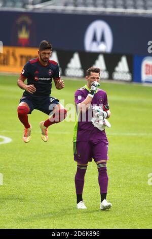 Chicago, Vereinigte Staaten . Oktober 2020. Chicago Fire FC Verteidiger Mauricio Pineda (22) und Torwart Bobby Shuttleworth (1) während eines MLS-Spiels gegen die Sporting Kanas City im Solider Field, Samstag, 17. Oktober 2020, in Chicago, Illinois. The Fire Tie Sporting KC 2-2 (IOS/ESPA-Images) Quelle: European Sports Photo Agency/Alamy Live News Stockfoto