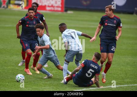 Chicago, Vereinigte Staaten . Oktober 2020. Sportlicher KC-Mittelfeldspieler Cameron Duke (28) dribbelt den Ball bei einem MLS-Spiel im Solider Field am Samstag, 17. Oktober 2020 in Chicago, Illinois, an Francisco Calvo vorbei. The Fire Tie Sporting KC 2-2 (IOS/ESPA-Images) Quelle: European Sports Photo Agency/Alamy Live News Stockfoto