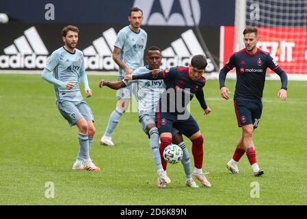 Chicago, Vereinigte Staaten . Oktober 2020. Der Chicago Fire FC Mittelfeldspieler Ignacio Aliseda (7) wird von dem Sporting KC Mittelfeldspieler Gadi Kinda (17) während eines MLS-Spiels im Solider Field am Samstag, 17. Oktober 2020 in Chicago, Illinois, verteidigt. The Fire Tie Sporting KC 2-2 (IOS/ESPA-Images) Quelle: European Sports Photo Agency/Alamy Live News Stockfoto