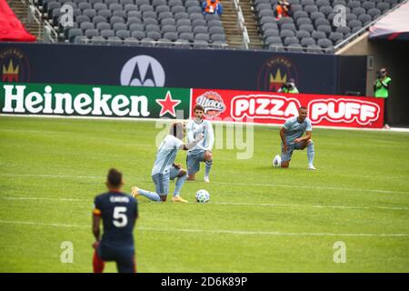 Chicago, Vereinigte Staaten . Oktober 2020. Sportliche KC-Spieler knien während eines MLS-Spiels gegen den Chicago Fire FC im Solider Field, Samstag, 17. Oktober 2020, in Chicago, Illinois. The Fire Tie Sporting KC 2-2 (IOS/ESPA-Images) Quelle: European Sports Photo Agency/Alamy Live News Stockfoto