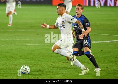 LA Galaxy Forward Cristian Pavon (10) läuft mit dem Ball während eines MLS Fußballspiels, Mittwoch, 14. Oktober 2020, in Carson, Kalifornien. Die San Jose Erdbeben besiegten Los Angeles Galaxy 4-0. (IOS/ESPA-Images) Stockfoto