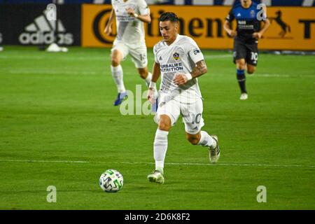 LA Galaxy Forward Cristian Pavon (10) läuft mit dem Ball während eines MLS Fußballspiels, Mittwoch, 14. Oktober 2020, in Carson, Kalifornien. Die San Jose Erdbeben besiegten Los Angeles Galaxy 4-0. (IOS/ESPA-Images) Stockfoto