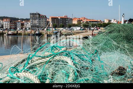 Fischernetze, Panoramablick auf den Fischerhafen von o Grove, Provinz Pontevedra, Spanien Stockfoto