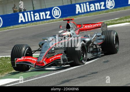 Imola, Italien - 23. April 2006: F1-Weltmeisterschaft. San Marino Grand Prix, Kimi Räikkönen im Einsatz auf McLaren MP4-21 während des Trainings. Stockfoto