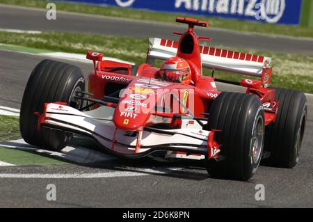 Imola, Italien - 23. April 2006: F1-Weltmeisterschaft. San Marino Grand Prix, Michael Schumacher im Einsatz auf Ferrari 248 F1 im Training. Stockfoto