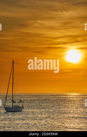 Ein Schiff in einer goldenen Stunde Stockfoto