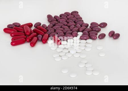 Nahaufnahme Mischung von Medikamenten Pillen, Kapseln und Tabletten isoliert auf einem weißen Tisch. Stockfoto