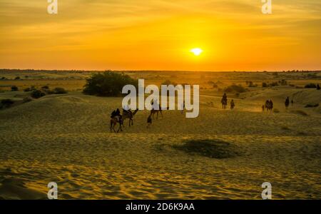 Blick auf Sonnenuntergang und Sonnenaufgang mit Kamel auf Sam Sanddünen von Jaisalmer die goldene Stadt, ein idealer Reiz für Reisebegeisterte Stockfoto