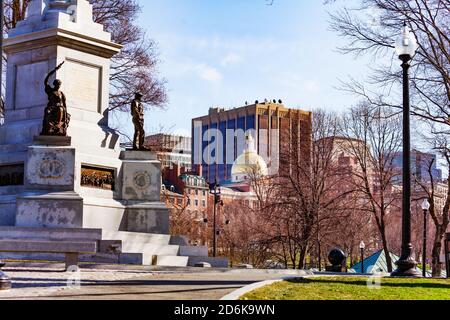 Nahaufnahme von Soldaten und Matrosen Monument über Boston Common Park mit Sacred Cod, Massachusetts, USA Stockfoto