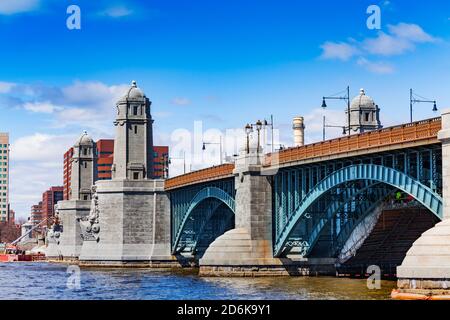 Blick von unten auf der Longfellow Bridge über den Charles River in Boston Massachusetts, USA Stockfoto