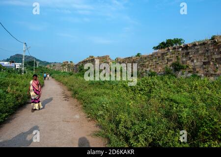 Weg nach Kevda Masjid, Champaner-Pavagadh Archäologischer Park, UNESCO-Weltkulturerbe, GUJARAT, Indien Stockfoto