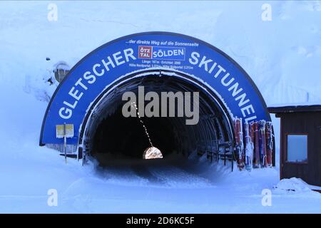 Solden, Österreich. Oktober 2020. SOELDEN, ÖSTERREICH. 18 2020. OKTOBER: 1. Herren-Riesenslalom im Rahmen des Alpinen Ski-Weltcups in Solden am 18. Oktober 2020; Gletschertunnel (Foto: Pierre Teyssot/ESPA-Images) Credit: European Sports Photo Agency/Alamy Live News Stockfoto