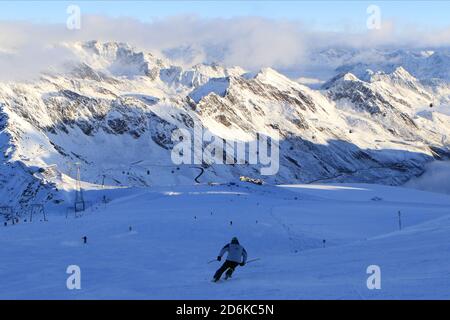 Solden, Österreich. Oktober 2020. SOELDEN, ÖSTERREICH. 18 2020. OKTOBER: 1. Herren-Riesenslalom im Rahmen des alpinen Ski-Weltcups in Solden am 18. Oktober 2020; Gesamtansicht (Foto: Pierre Teyssot/ESPA-Images) Kredit: Europäische Sport Fotoagentur/Alamy Live News Stockfoto