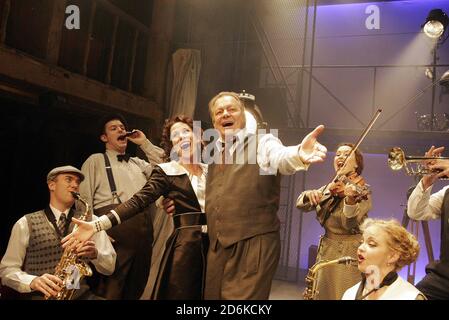 MACK & MABEL Musik & Texte: Jerry Herman Buch: Michael Stewart Regie: John Doyle Zentrum: Anna-Jane Casey (Mabel), David Soul (Mack) Watermill Theatre, nr. Newbury, England 23/05/2005 Stockfoto