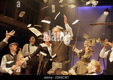 MACK & MABEL Musik & Texte: Jerry Herman Buch: Michael Stewart Regie: John Doyle Zentrum: Anna-Jane Casey (Mabel), David Soul (Mack) Watermill Theatre, nr. Newbury, England 23/05/2005 Stockfoto