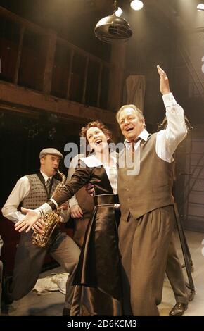 MACK & MABEL Musik & Texte: Jerry Herman Buch: Michael Stewart Regie: John Doyle Anna-Jane Casey (Mabel), David Soul (Mack) Watermill Theatre, nr. Newbury, England 23/05/2005 Stockfoto